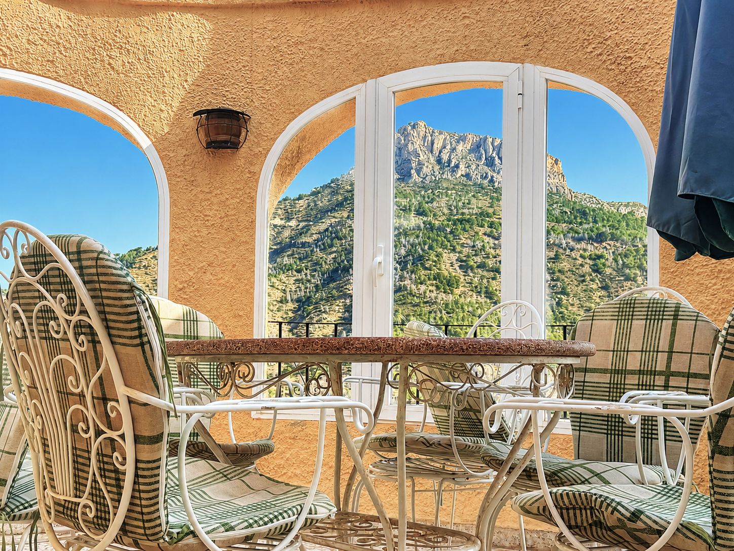 Villa con piscina privada con vistas a la montaña cerca de la playa