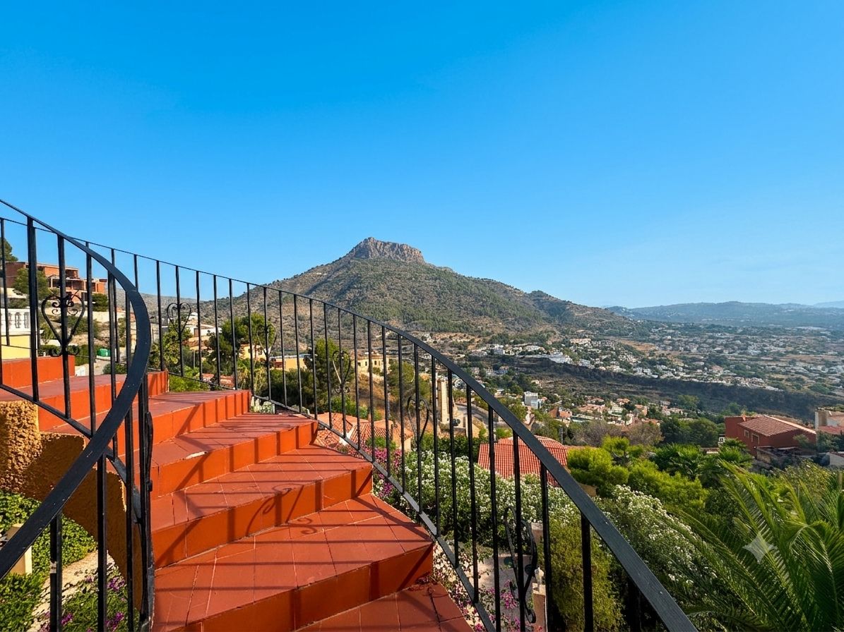 Villa con piscina privada con vistas a la montaña cerca de la playa