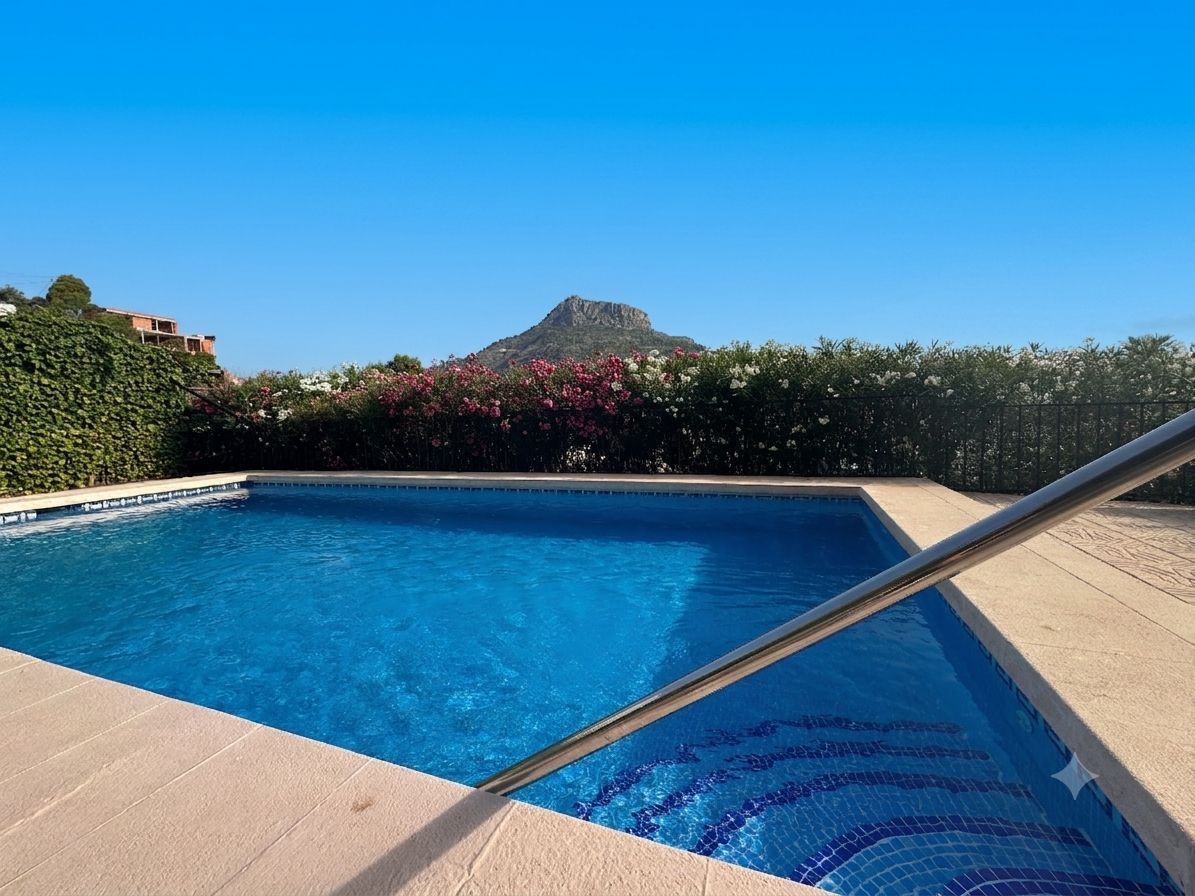 Villa con piscina privada con vistas a la montaña cerca de la playa
