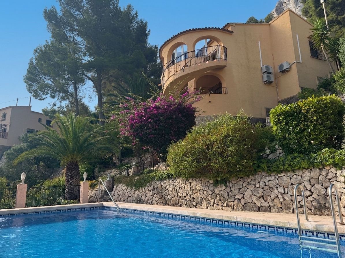Villa con piscina privada con vistas a la montaña cerca de la playa