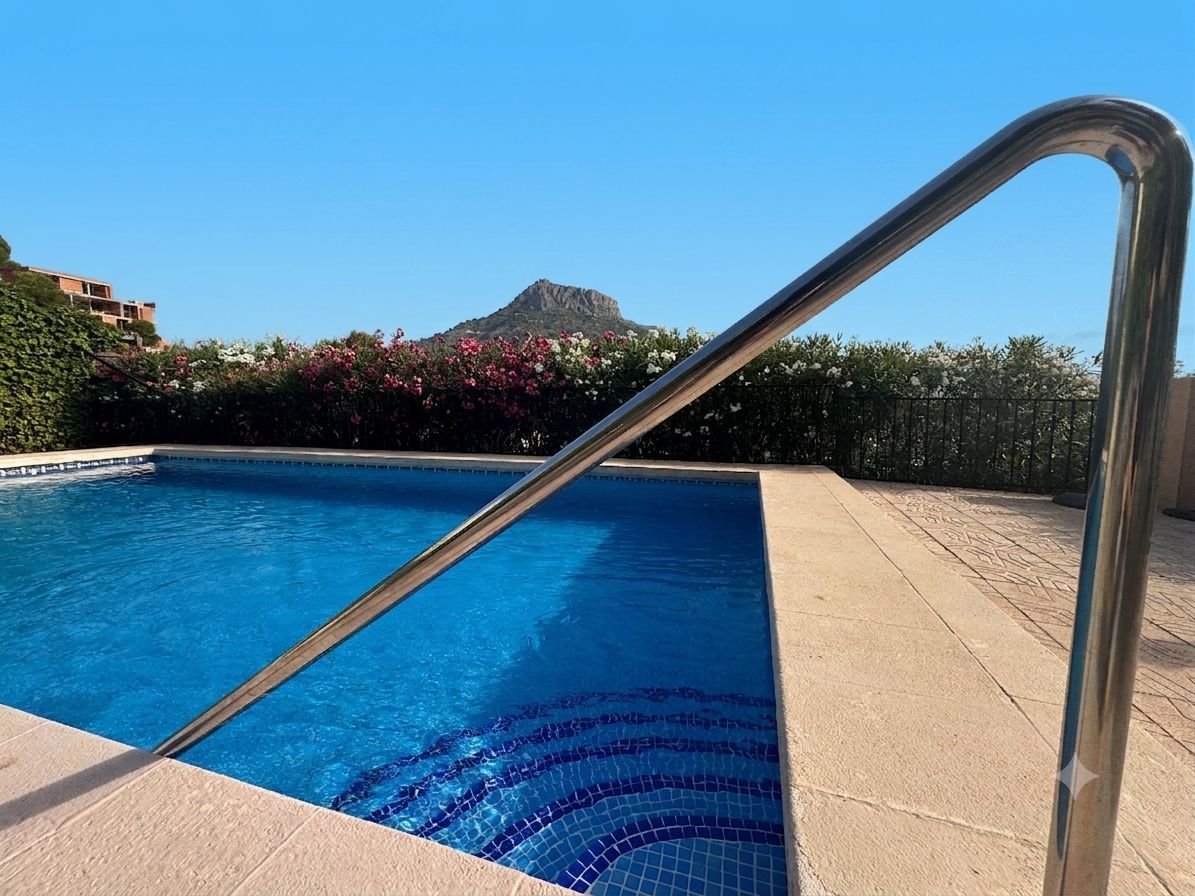 Villa con piscina privada con vistas a la montaña cerca de la playa