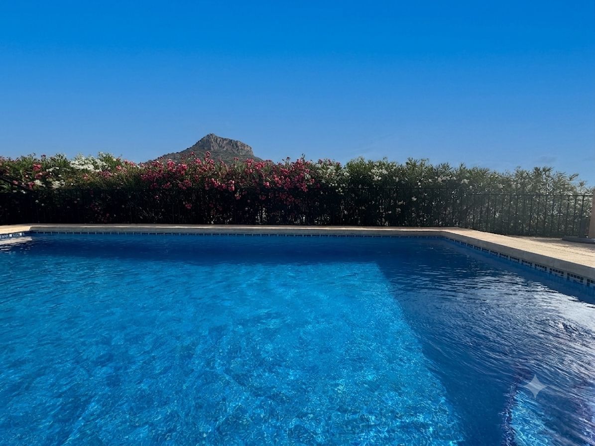 Villa con piscina privada con vistas a la montaña cerca de la playa