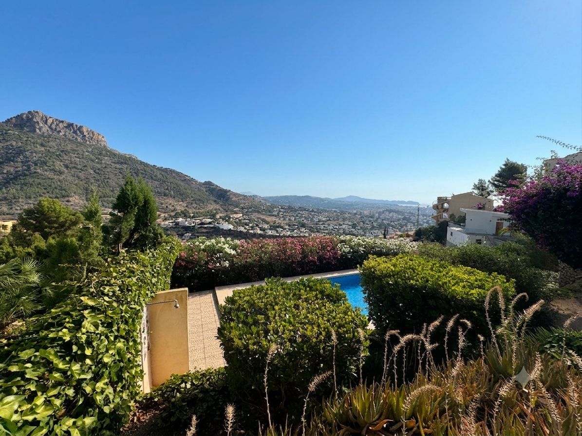 Villa con piscina privada con vistas a la montaña cerca de la playa