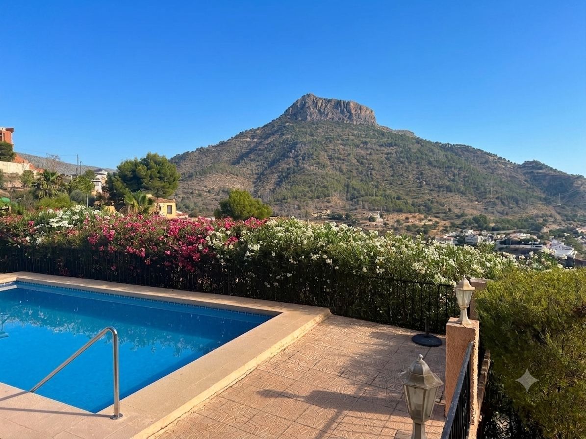 Villa con piscina privada con vistas a la montaña cerca de la playa