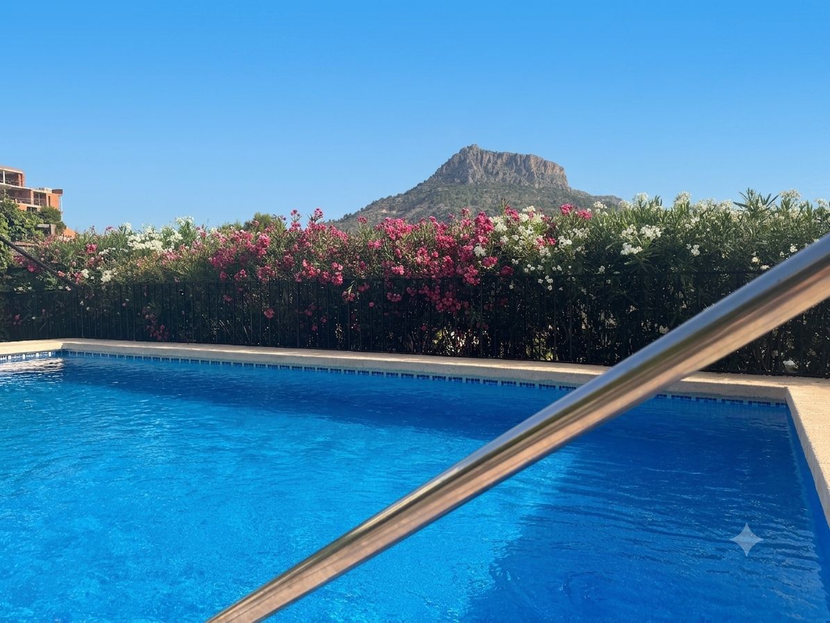 Villa con piscina privada con vistas a la montaña cerca de la playa
