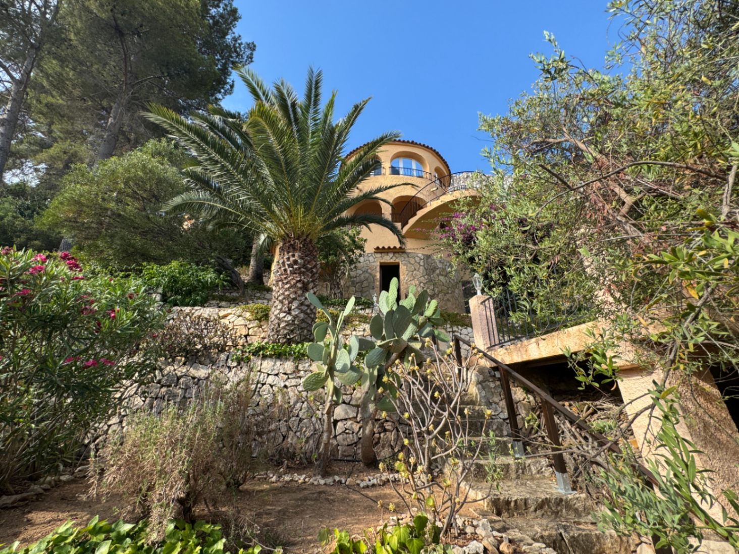 Villa con piscina privada con vistas a la montaña cerca de la playa