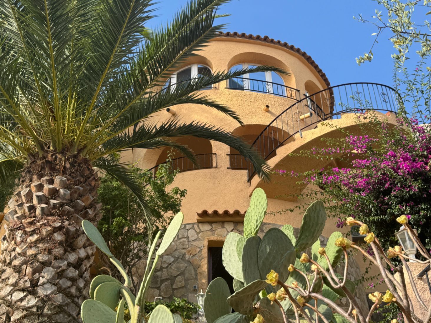 Villa con piscina privada con vistas a la montaña cerca de la playa