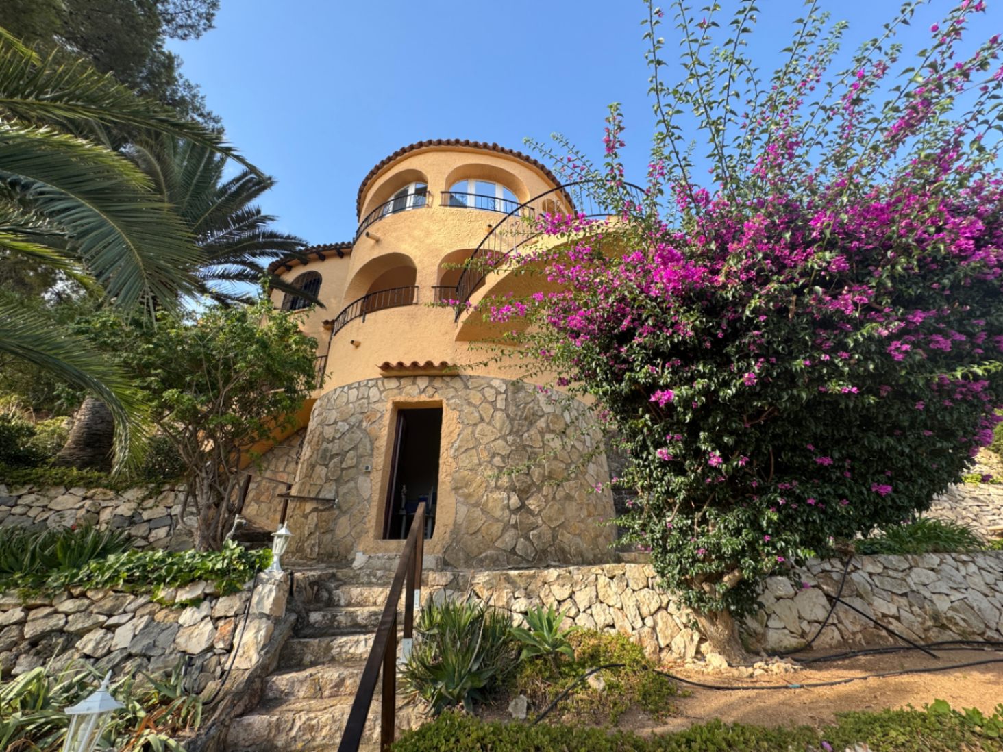 Villa con piscina privada con vistas a la montaña cerca de la playa