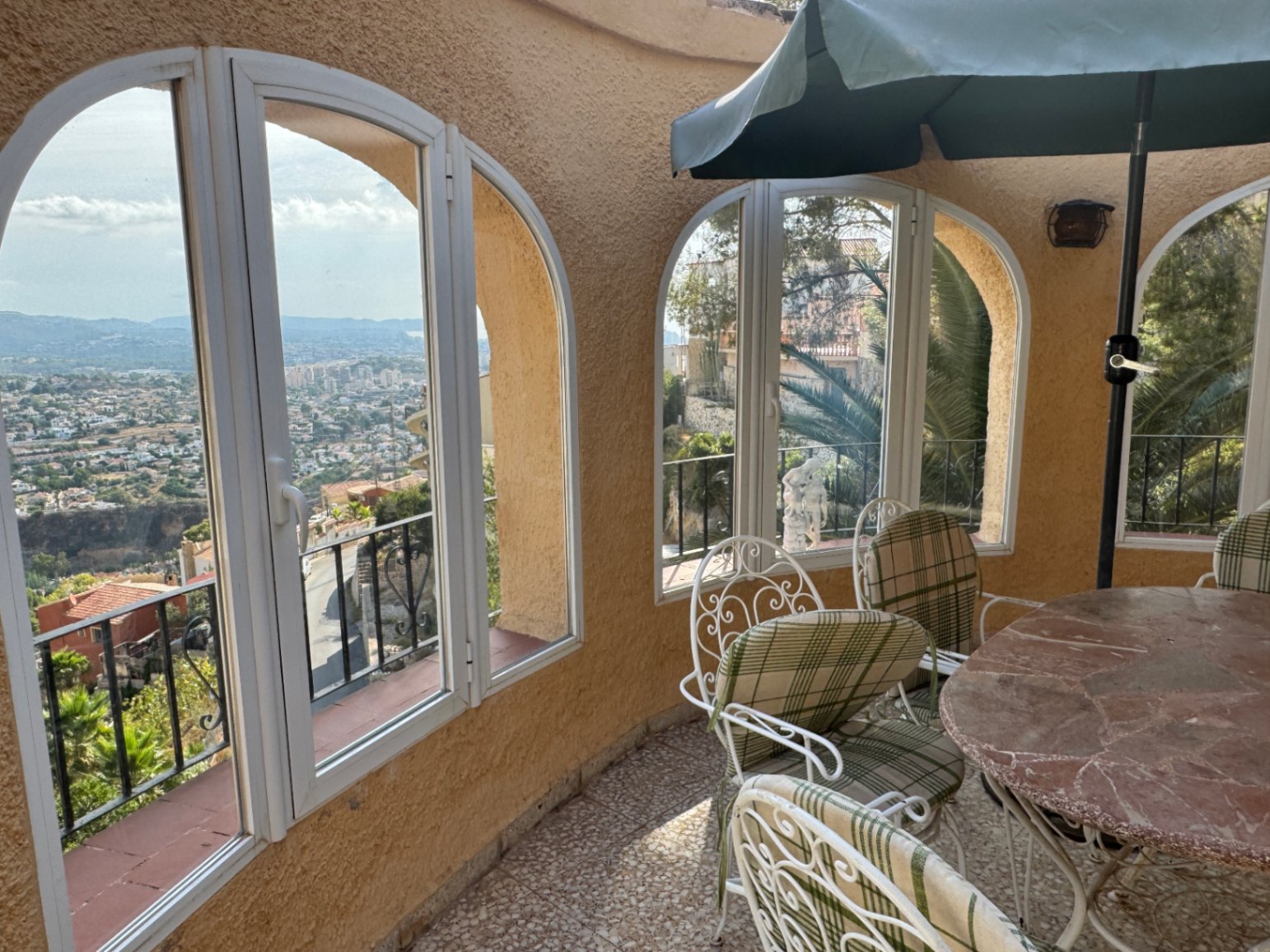 Villa con piscina privada con vistas a la montaña cerca de la playa