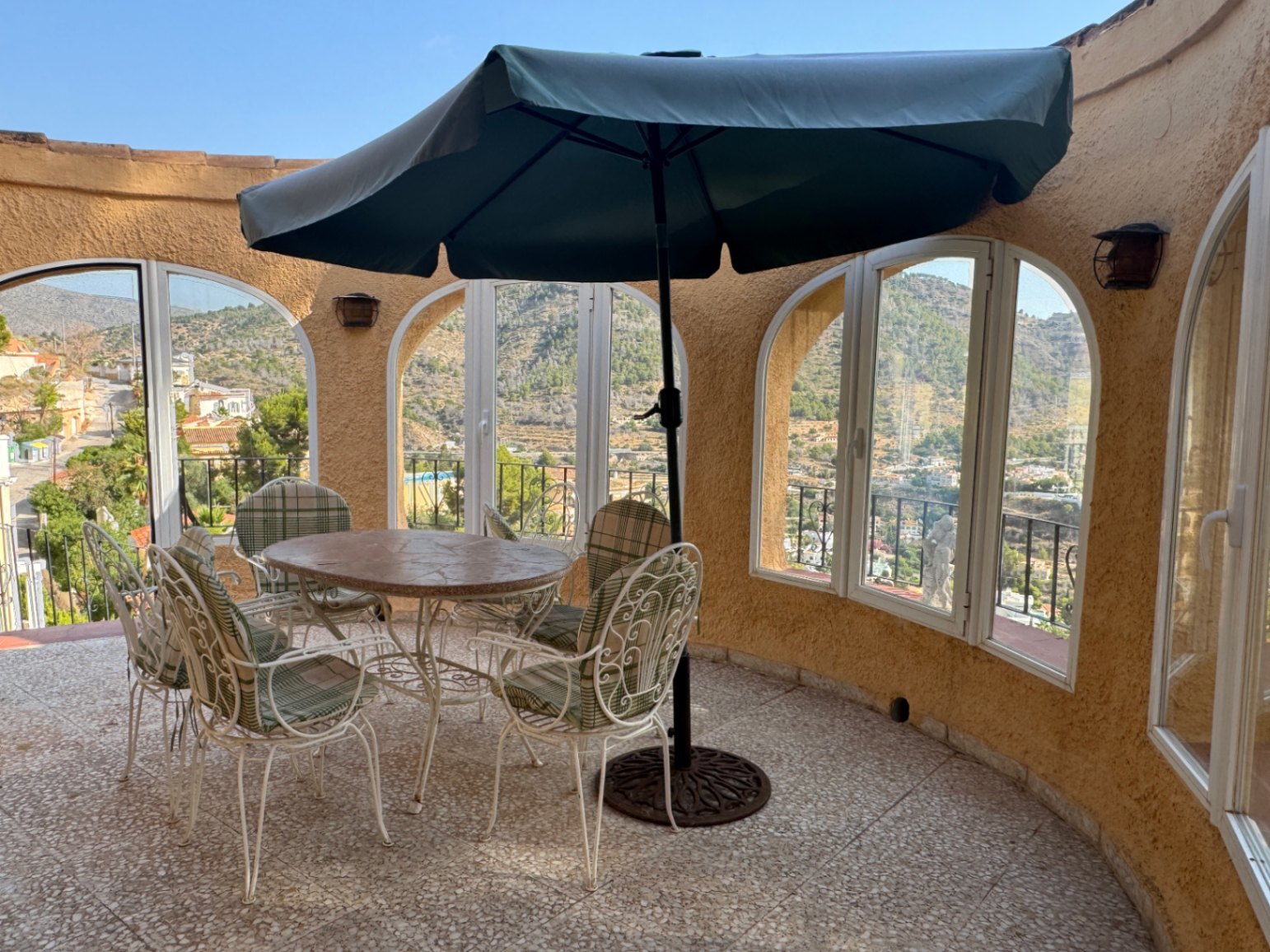 Villa con piscina privada con vistas a la montaña cerca de la playa