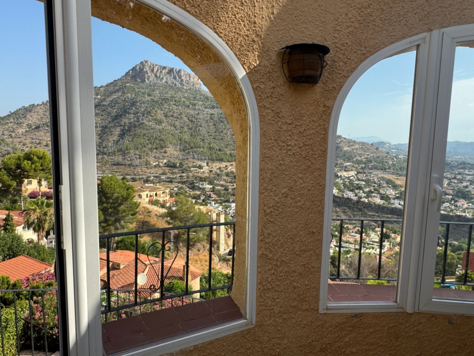 Villa con piscina privada con vistas a la montaña cerca de la playa