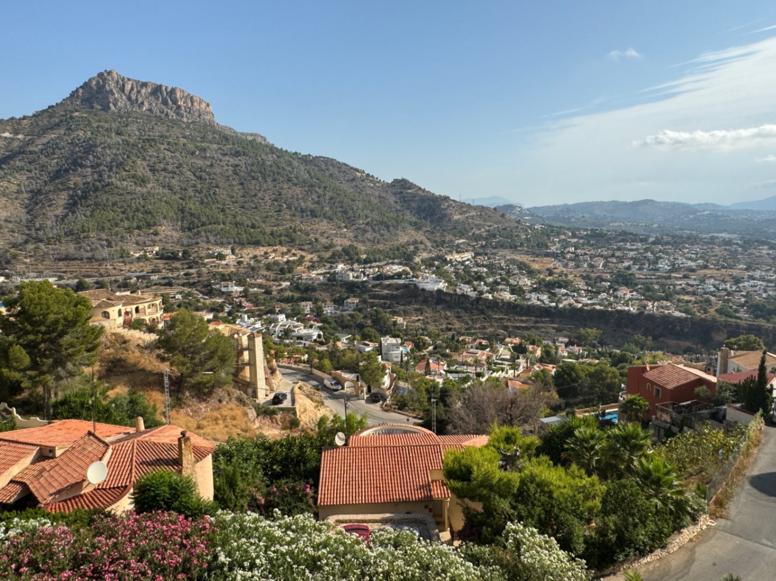 Villa con piscina privada con vistas a la montaña cerca de la playa