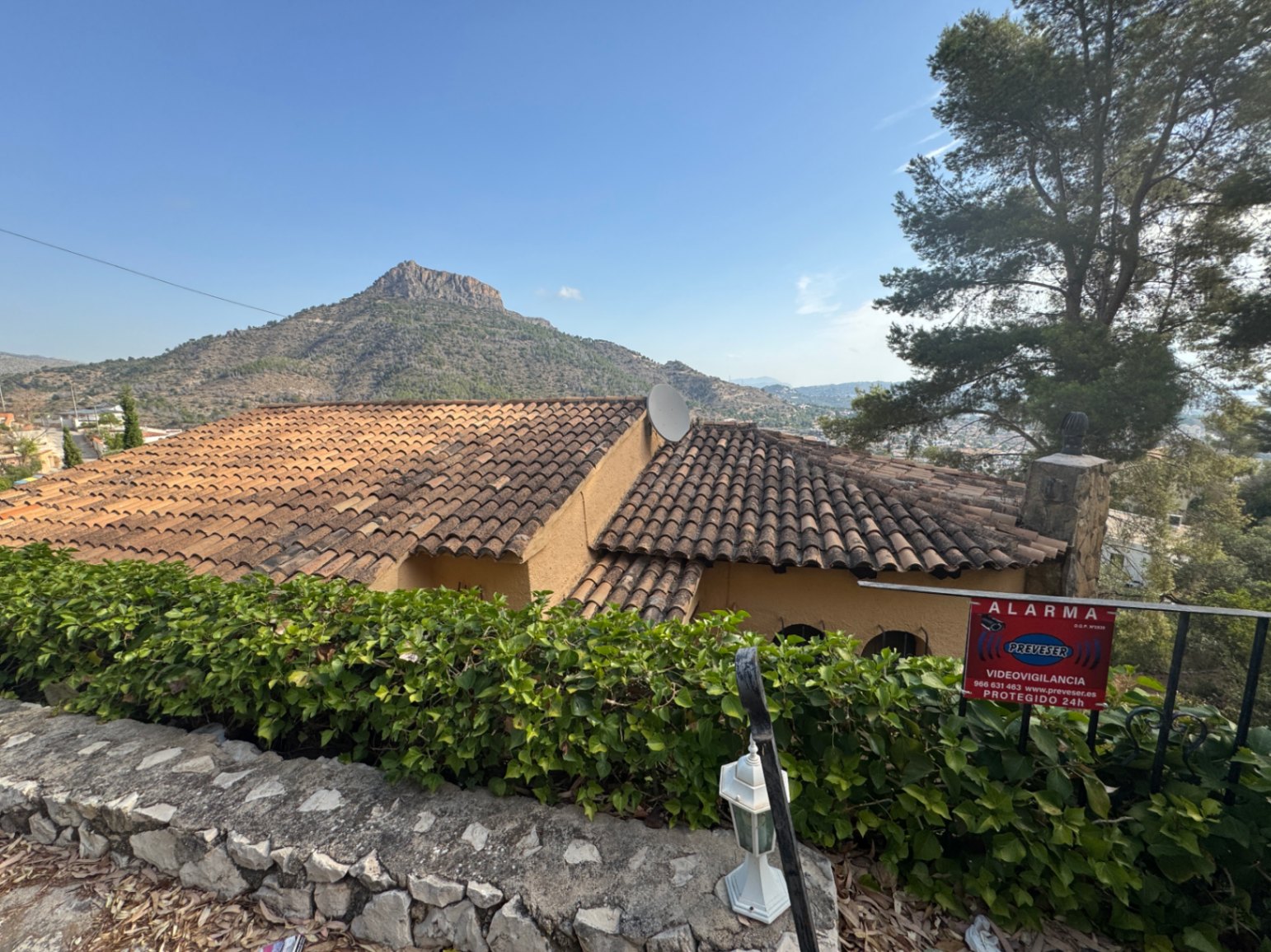 Villa con piscina privada con vistas a la montaña cerca de la playa