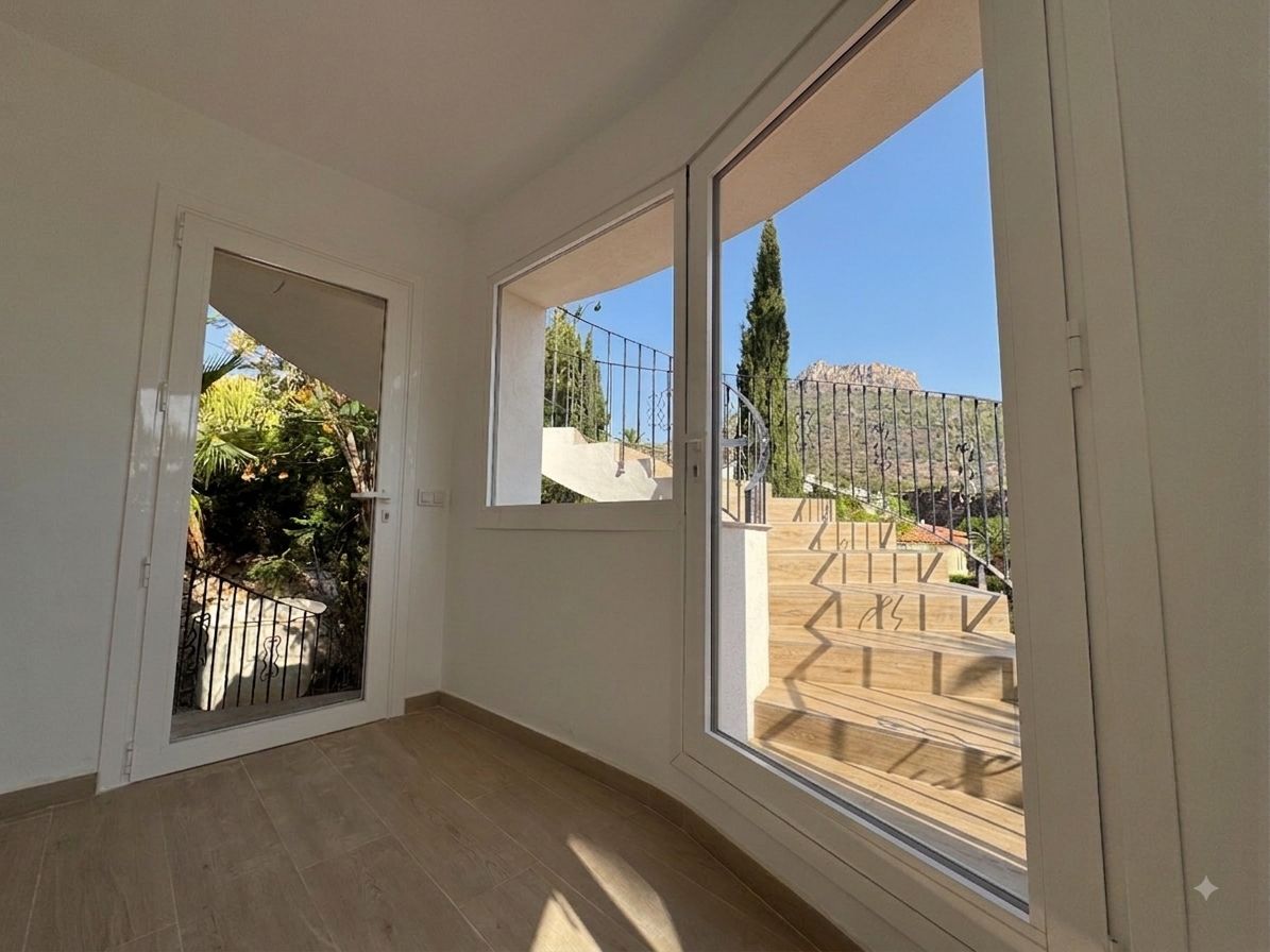 Große Villa mit privatem Pool und Meerblick