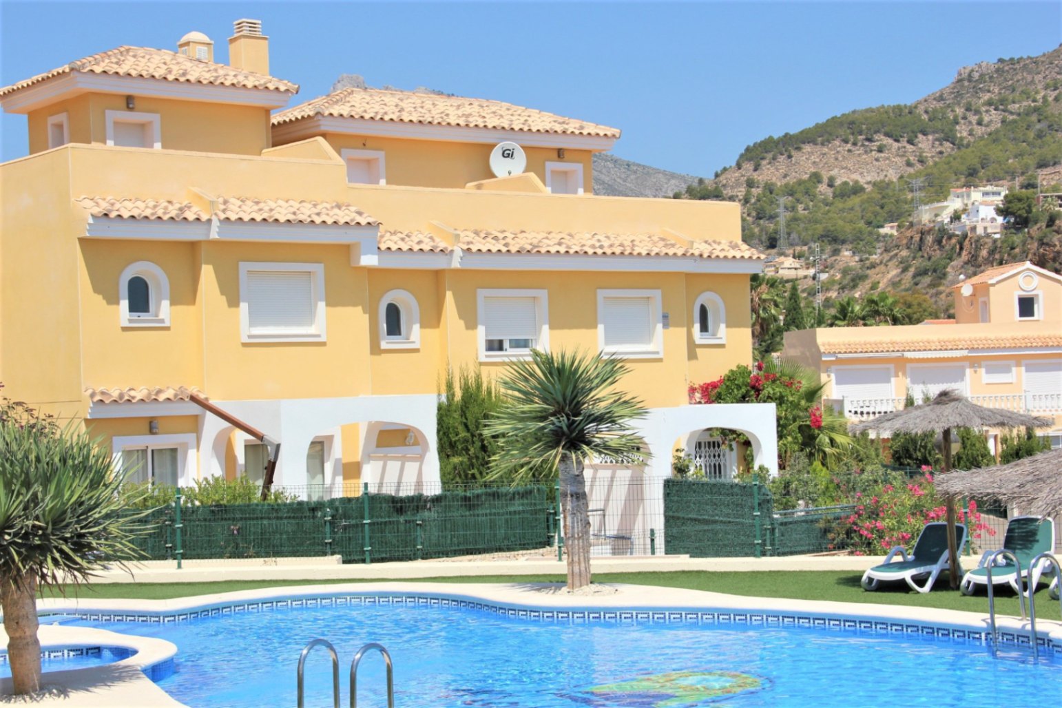 Excelente bungalow renovado con vistas al Peñón