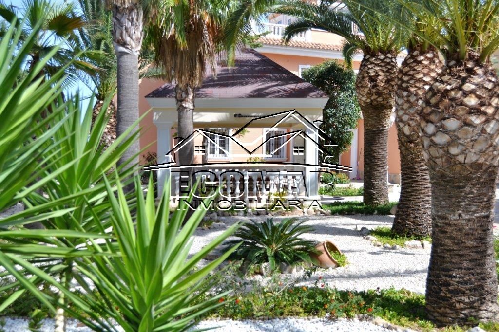 Villa with large plot close to the beach