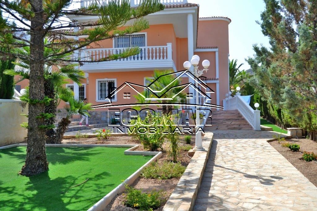 Villa met groot perceel dicht bij het strand