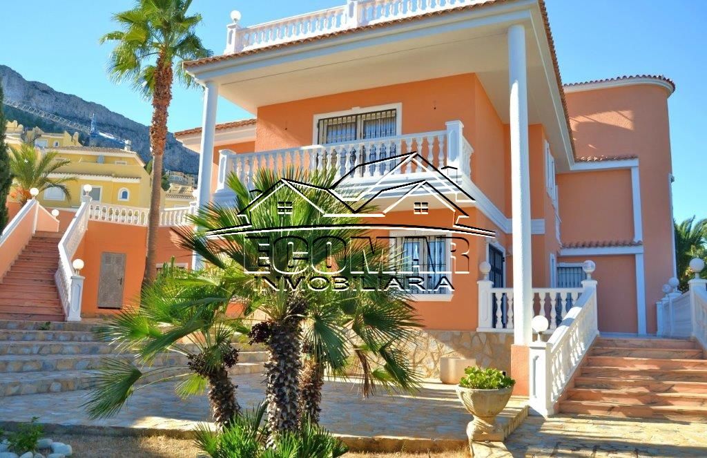 Villa avec grand terrain proche de la plage