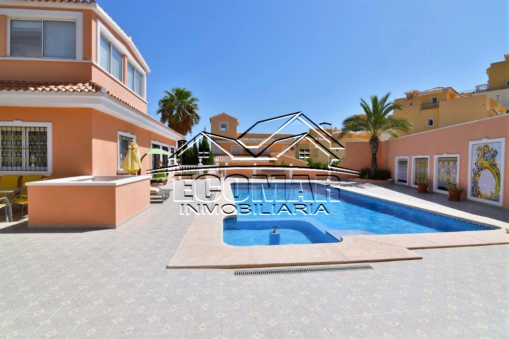 Villa with large plot close to the beach